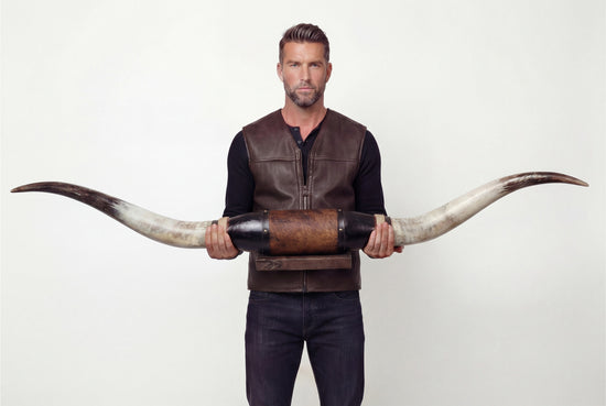 Czarna skórzana dekoracja ścienna Standard Longhorns Big Gun