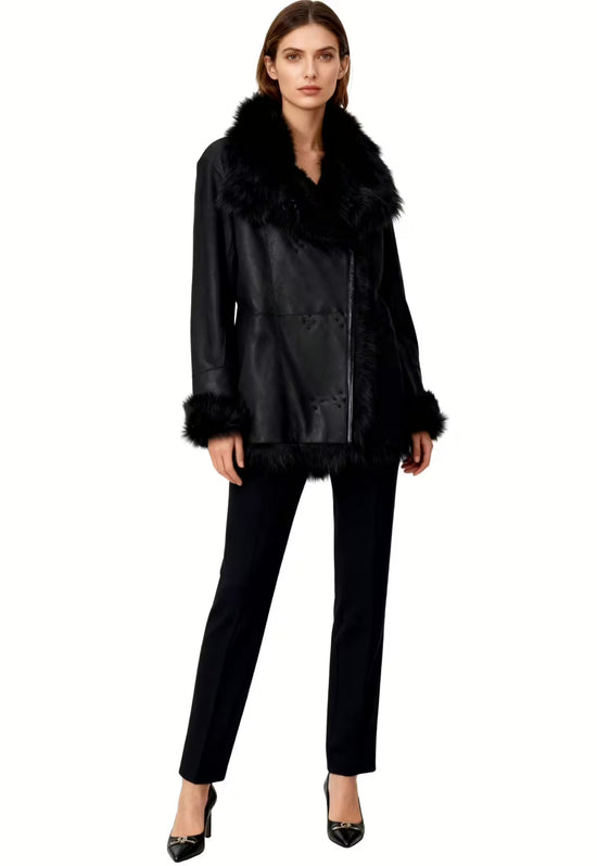 Wendbare Lammfelljacke - Anmut und Sanftheit in Bewegung und Form