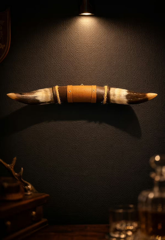Obiekt ścienny róg byka Model 6 – naturalny róg, egzemplarz unikatowy z uchwytem ze skóry i drewna