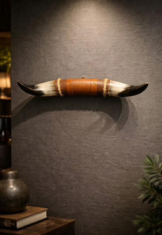 Bullenhorn Wandobjekt Modell 9 – Naturhorn Einzelstück mit Leder-Holzhalterung