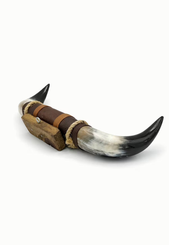 Bullenhorn Wandobjekt Modell 9 – Naturhorn Einzelstück mit Leder-Holzhalterung