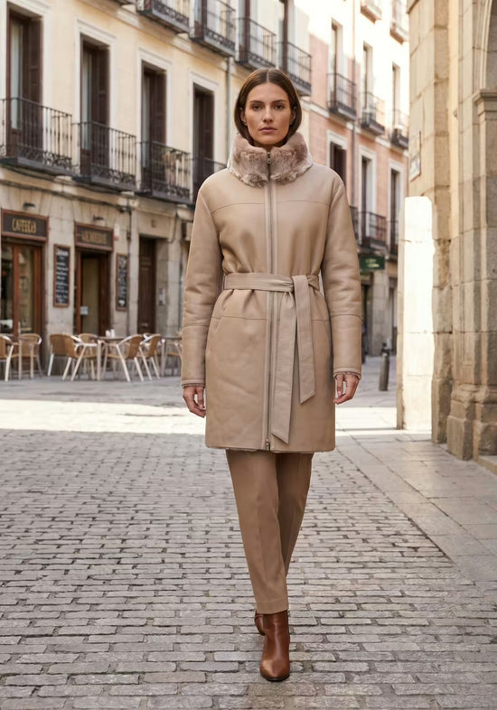 Exklusiver Merino Shearling Wendemantel Taupe-Beige – Zwei Luxus-Looks in einem