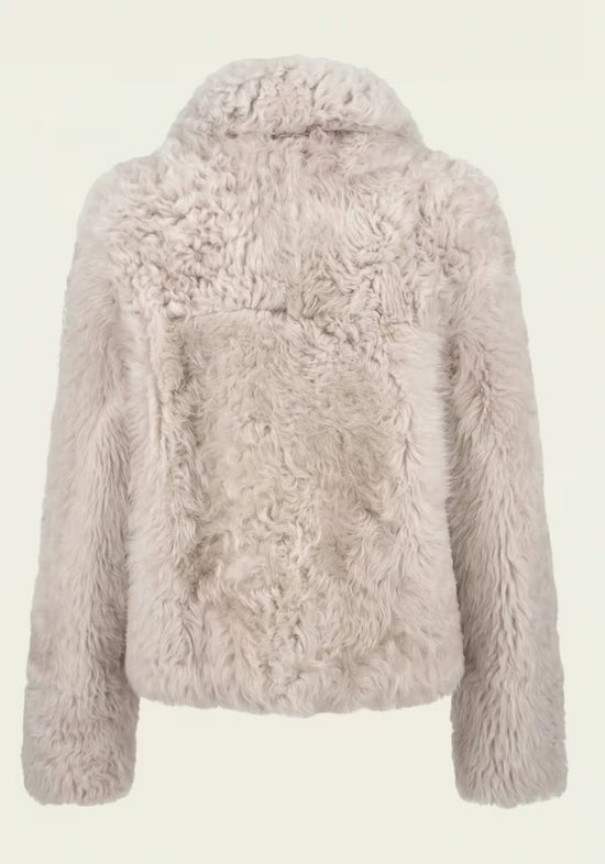 Luxuriöse Curly Lammfelljacke in Creme-Beige  Modell 1043