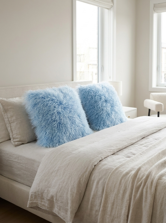 Lammfellkissen Tibet Himmelblau mit Inlett