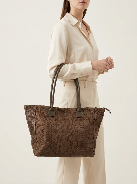 Damen Shopper aus Veloursleder mit Kroko-Prägung – Braun